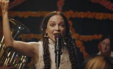 Natalia Lafourcade y Balkan Paradise Orchestra se unen en “Que vengan las flores”